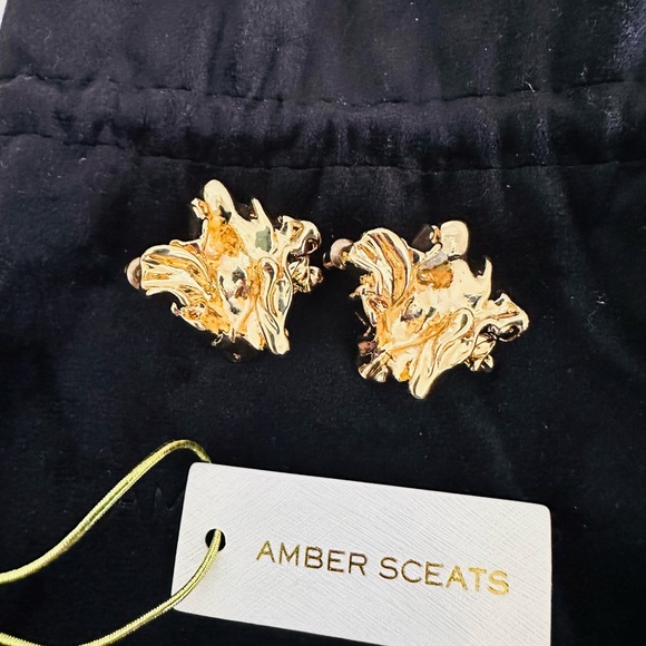 #99 NWT-Amber Sceats Gold Earrings Gold Plated - Picture 2 of 2